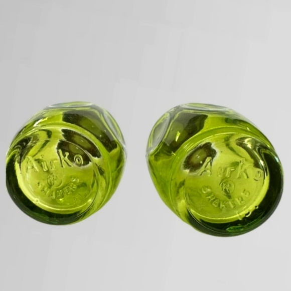 VINTAGE AIRKO MID CENTURY AVOCADO GREEN THUMBPRINT GLASS SALT & PEPPER SHAKERS - Picture 5 of 6